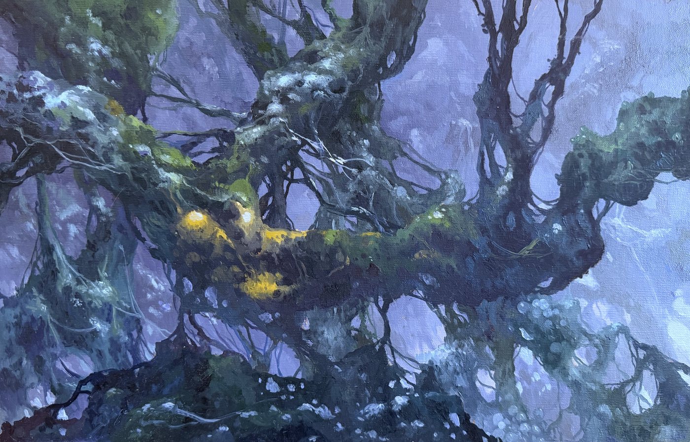 Enchevêtrement vert et mousseux sur un fond violet.