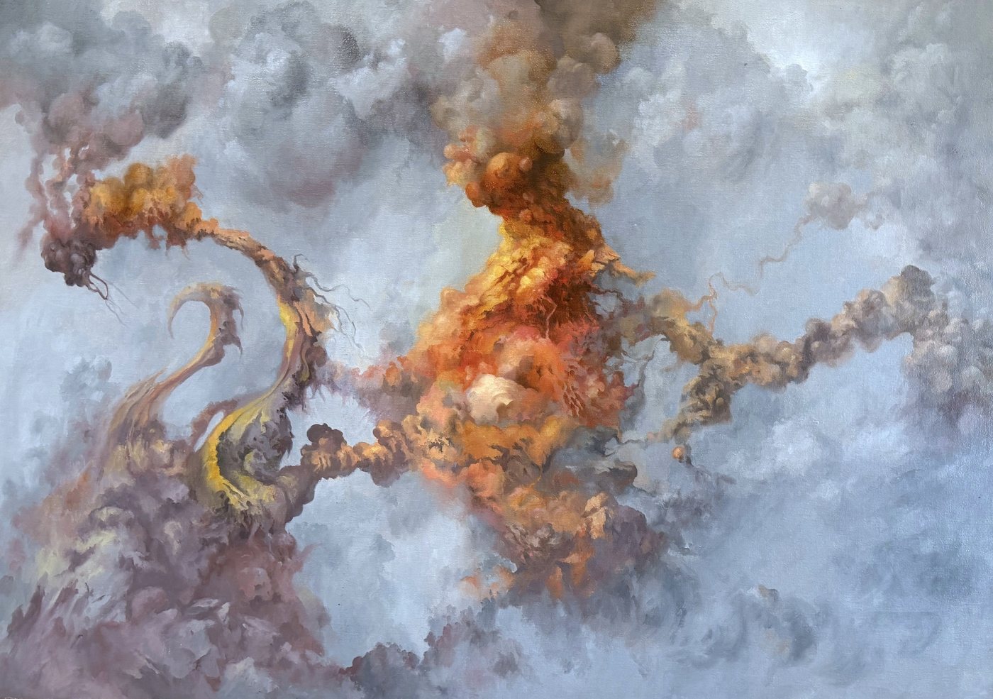 Créature-nuage rousse et orange déployée dans les nuées grises.